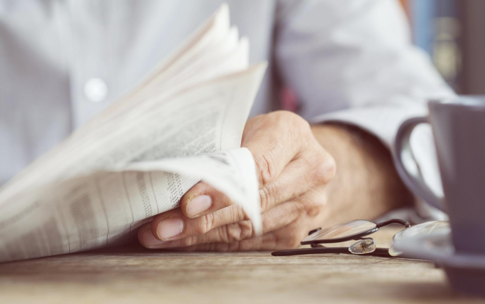 Studenten nutzen SEO-Tools auf verschiedenen Geräten